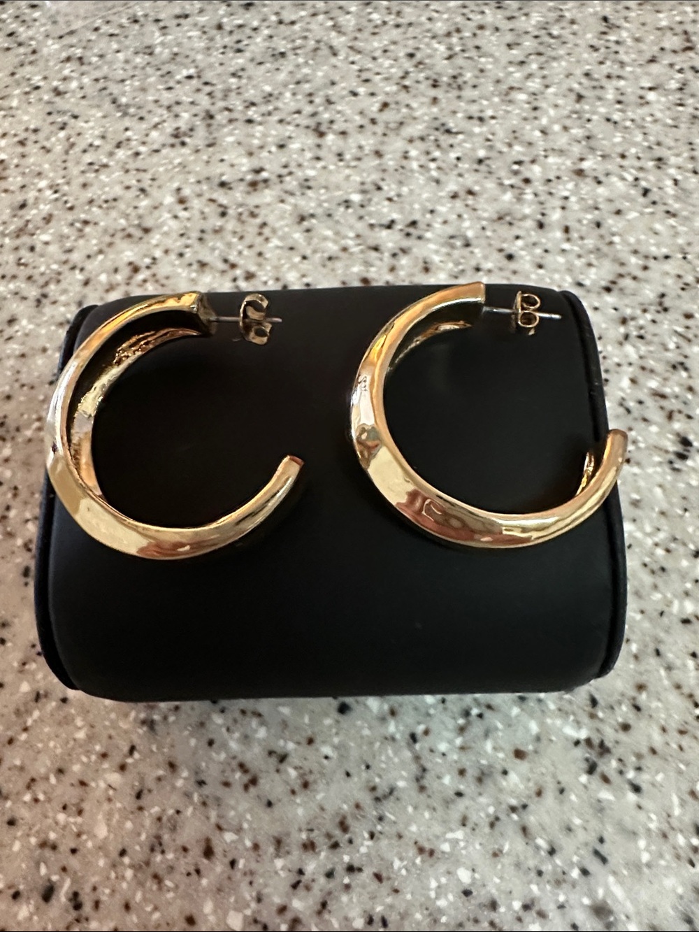 UNO de 50 gold tone earrings.